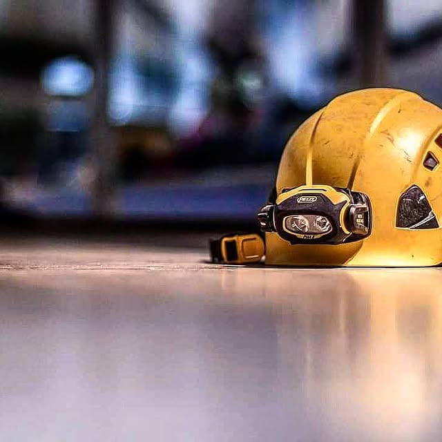 💁🦺👷SZUKAMY ALPINISTÓW OD ZARAZ 👷🦺💁

Cześć! 

 szukamy alpinistów i pomocników na projekty:

- Tesla pod Berlinem, rozpoczecie (projekt na kilka miesięcy)
- Samsung Węgry Budapeszt (projekt na kilka miesięcy)
- LG pod Wrocławiem, (praca na około miesiąc).
 Jeżeli jesteś dostępny
 i chętny do współpracy zapraszam do kontaktu !!!

Czego oczekujemy od kandydatów:

-SOI
-podstawowy sprzęt alpinistyczny
-IRATA
-uprawnienia UDT (wózki widłowe również mile widziane)
- umiejętność czytania rysunku technicznego, 
- doświadczenie w montażu instalacji p.poż - mile widziane! 
- chęć do pracy w kraju i zagranicą, 
- umiejętności pracy w grupie,
- inne zaskakujące umiejętności mile widziane 🙂

Z naszej strony zapewniamy ciągłość pracy w podejmowanych przez firmę zleceniach, projektach. 

Możliwość rozwoju, współpracy z doświadczonymi alpinistami, udział w kursach i szkoleniach, praca w ciekawym zespole. 
Szczegóły? 

Zachęcamy do kontaktu
 pod numerem 501691606
 i wysyłania CV:

kontakt@teton.pl 💪😁

#praca #alpinista #damyprace #damprace