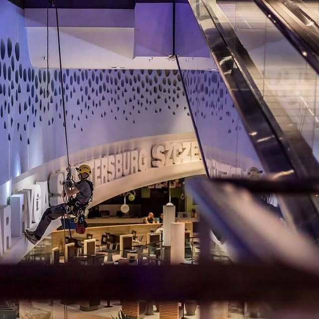 Kto może zostać alpinistą przemysłowym? 

Pasja do wspinaczki wysokogórskiej jest zdecydowanie jednym z najważniejszych elementów, koniecznych do rozpoczęcia pracy w zawodzie alpinisty przemysłowego. 
To jednak nie wszystko. Historia branży sięga 2009 roku, czyli momentu, w którym powstała Organizacja Techników Dostępu Linowego. 
Dzięki niej wprowadzono profesjonalne kursy pozwalające zyskać odpowiednią wiedzę i umiejętności do wykonywania zawodu alpinisty przemysłowego. 
Takie przygotowania trwają zwykle jedenaście dni i obejmują między innymi:

przeszkolenie z zasad BHP,

lekcje z obsługi sprzętu oraz praktyki pod okiem specjalisty, 

weryfikującego stopień gotowości do podjęcia pracy,
kurs pierwszej pomocy.

Trzeba mieć jednak świadomość, że bez określonych predyspozycji, jak choćby: brak lęku wysokości, pewności ruchów, przygotowania fizycznego – samo szkolenie by nie wystarczyło.

Bycie dobrym alpinistą przemysłowym wymaga również oswojenia się z pracą w specjalnym uniformie i z użyciem oprzyrządowania. Mile widzianą cechą jest także zdolność szybkiego adaptowania się do aktualnych warunków, bowiem w pracy na wysokościach trzeba się liczyć ze zmianami temperatury, nasłonecznienia czy nagłymi podmuchami wiatru.

Więcej dowiecie się w czytając artykuł z linku poniżej :) 

https://teton.pl/2021/06/02/alpinizm-przemyslowy-polaczenie-pasji-z-ekstremalnie-atrakcyjna-praca/