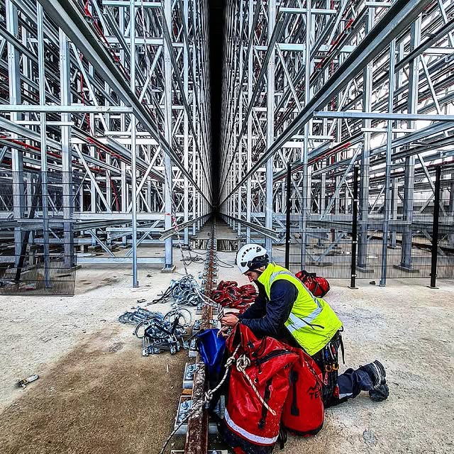 #piszaonas 

Suche i mokre instalacje ochrony ppoż. – zastosowanie i zasada działania :)

Instalacje ochrony przeciwpożarowej odpowiadają za wykrywanie i zgłaszanie pożarów, a także automatycznie inicjują proces gaszenia. Ich działanie jest selektywne, co przekłada się na bardzo dużą wydajność.
W przypadku pożaru aktywowane są jedynie te części instalacji, które znajdują się w bezpośrednim sąsiedztwie pożaru.
 Ich działanie gaśnicze następuje automatycznie, podczas gdy pozostałe elementy pozostają nieaktywne.
 Instalacje ochrony ppoż. stanowią niezawodne zabezpieczenie w obiektach takich, jak fabryki, magazyny czy hale produkcyjne.

Instalacje ochrony przeciwpożarowej opierają się na implementacji specjalnych systemów tryskaczowych, które chronią budynek, pracowników oraz naturalne środowisko.
 Zabezpieczają inwestora przed utratą klientów, ciągłości dostaw czy udziałów rynkowych. 
Instalacje te tworzą architektonicznie wolne przestrzenie, które nie przeszkadzają w prowadzeniu procesów produkcyjnych.
 Ich wdrożenie stanowi też korzystną cenowo alternatywę dla konieczności wybudowania dodatkowych ścian przeciwpożarowych. Po przeprowadzeniu akcji gaśniczej, elementy systemu szybko wracają do stanu gotowości oraz ponownego działania. Instalacje tryskaczowe składają się z układu rur z tryskaczami, rozmieszczonych we wszystkich obszarach obiektu wymagających ochrony.

Po całość artykułu zapraszamy do linku poniżej : 
https://infobudownictwo.pl/suche-i-mokre-instalacje-ochrony-ppoz-zastosowanie-i-zasada-dzialania/

💁😁💪👷👨‍🔧