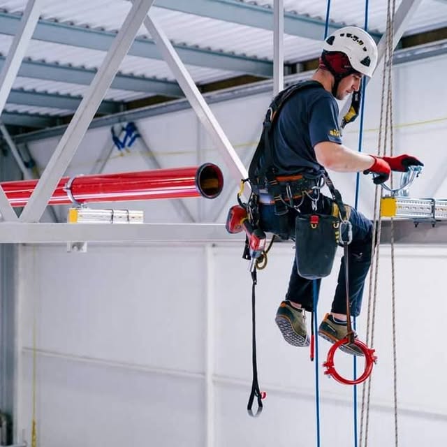 Obecnie alpiniści przemysłowi uchodzą za niezbędnych, ponieważ jedynie oni są w stanie bezpiecznie i w sposób profesjonalny wykonywać prace, które są zupełnie nieosiągalne dla osoby nieprzeszkolonej. 
Wykorzystywanie dostępu linowego stwarza warunki do dotarcia do takich miejsc, których osiągnięcie nie jest możliwe przy użyciu na przykład rusztowań.
 I tak bez dostępu linowego trudno wyobrazić sobie choćby montaż instalacji przeciwpożarowej i różnego rodzaju montaż alpinistyczny. Inne prace, które wykonuje się tą metodą, to:

*mycie elewacji,
*czyszczenie rynien,
*montaż i demontaż różnych konstrukcji oraz urządzeń na wysokości,
*montowanie zabezpieczeń przeciw ptakom. 🧗😎

Po więcej informacji zapraszamy na stronę 💁

www.teton.pl