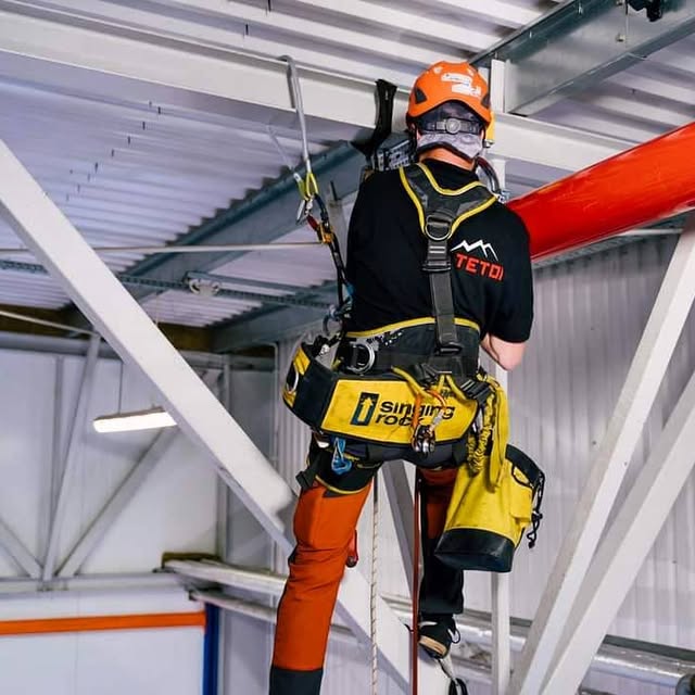 #corobimy

Montaż instalacji ppoż w magazynie lub innym obiekcie wymaga starannego zintegrowania tryskaczy w sieci przewodów rurowych, które umieszczane są pod stropem.
 Współczesna alpinistyka przemysłowa powala na bezpieczne, szybkie i sprawne przeprowadzenie tego zadania.
 Usługi w tym zakresie oferuje firma alpinistyczna Teton, z której ofertą można się zapoznać na stronie: https://www.teton.pl/montaz-instalacji-ppoz. 
Prawidłowy montaż instalacji p poż w hali produkcyjnej lub innym obiekcie zawsze powinien być przeprowadzony przez wykwalifikowanych fachowców, którzy realizują prace wysokościowe z wykorzystaniem sprawdzonych technik alpinistycznych.

Cały artykuł w linku poniżej :

https://infobudownictwo.pl/suche-i-mokre-instalacje-ochrony-ppoz-zastosowanie-i-zasada-dzialania/