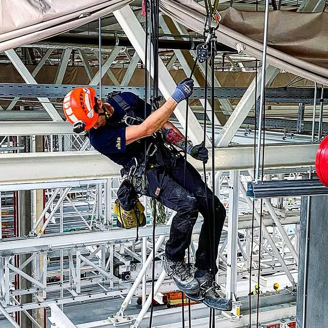 Wiele osób nawet nie zdaje sobie sprawy z tego, jak wiele zagrożeń czeka każdego dnia na osoby poruszające się w obrębie i na zewnątrz budynków. 
Wiele źródeł tych niebezpieczeństw znajduje się na dużych wysokościach. 
Często nie da się ich usunąć przy użyciu niskiej drabiny czy po prostu przez otwarte okno. 
W takim celu zleca się usługi alpinizmu przemysłowego. 
Na czym polegają?🤨🤔

Czym dokładnie są prace alpinistyczne?
Alpinizm przemysłowy to metoda pracy wysokościowej, która wymaga zastosowania technik linowych. Zalicza się do nich m.in. budowanie stanowisk, podchodzenie na linie, wykonywanie zjazdu. Działania tego typu wykonuje się na elewacjach budynków, przy pracach rozbiórkowych, w kanałach oraz na terenach trudno dostępnych. 🧐

Ze względu na to, że prace alpinistyczne zawsze odbywają się na wysokości, są one zaliczane do szczególnie niebezpiecznych. Dlatego ich wykonywania bardzo często podejmują się specjaliści, którzy w przeszłości mieli do czynienia z wyprawami górskimi i wspinaczkami.🥾🧗‍♂️🗻🏔🌄

Po więcej zapraszamy na naszą stronę 

www.teton.pl 💁😁