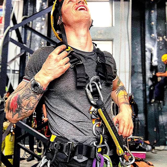 #ciekawostki 😁

Sprzęt do prac wysokościowych 💁

Mogłoby się wydawać, że sprzęt wspinaczkowy czy jaskiniowy wystarczy, by pracować na wysokości.
 Jednak nic bardziej mylnego! 😳🤯
 Po pierwsze, podczas robót wysokościowych sprzęt może mieć styczność z rozpuszczalnikami, farbami, klejami czy innymi środkami chemicznymi. 
Musi więc być odporny na ich działanie. 💪🧪🌡️🧫
 Po drugie: zgodnie z europejskimi normami do prac na wysokości można używać wyłącznie sprzętu zakwalifikowanego do środków ochrony indywidualnej i posiadającego znak CE. 
Sprzęt sprawdza się każdorazowo przed przystąpieniem do pracy oraz dodatkowo podczas rutynowych, kontroli.

Niezależnie od rodzaju pracy należy zawsze nosić kask do pracy na wysokości. 👷
Niezbędnym elementem wyposażenia jest solidna uprząż robocza zgodna z normami EN 361 oraz EN 813.Ważne, by miała ona możliwość zaczepienia zintegrowanej z nią uprzęży piersiowej, gdyż może być to niezbędne w przypadku niektórych rodzajów robót. 
Aby zapewnić większy komfort, można dodatkowo używać ławeczki.
Do pracy na wysokości dopuszczone są tylko specjalistyczne karabinki zgodne z normą EN 341 lub EN 12841
do przemieszczania się pracownika służą certyfikowane przyrządy do podchodzenia oraz przyrządy zjazdowe
Liny do podchodzenia i pracy to liny pojedyncze, statyczne, o grubości co najmniej 10 mm, odporne na ścieranie i zabrudzenia, z certyfikatem EN 1891. 
Natomiast przy obciążeniach dynamicznych stosuje się liny z normą EN 892
Spośród drobniejszego sprzętu do prac na wysokości wymienić można bloczki do transportu ciężarów, lonże, płytki stanowiskowe i taśmy o wytrzymałości co najmniej 22kN.
👷💪

Frag.artykulu 8academy